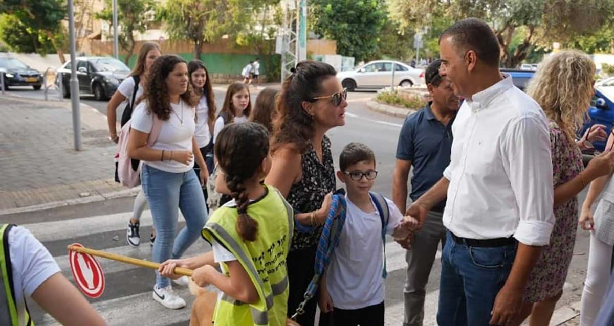 רפי סער, ראש העיר כפר סבא עם הורים וילדים במעבר חציה עם משמרות זה"ב