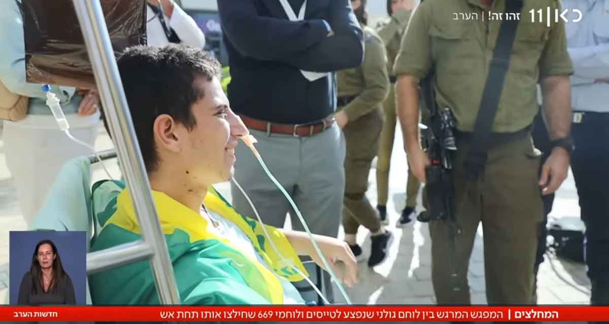 המפגש המרגש של הלוחם הפצוע שחולץ עם מחלציו - לוחמי 669 והטייסים. צילום: מתוך כתבה בכאן 11