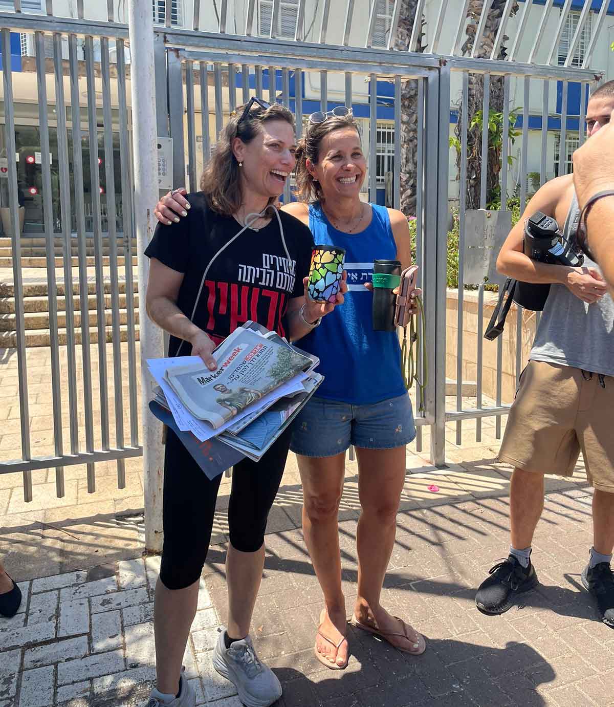 סיון גורביץ ועידית אלכסנדרוביץ ביציאה ממשטרת הרצליה