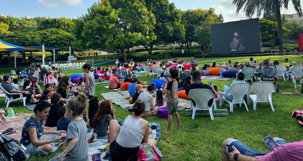 שמפחות צופות בהקרנת סרטים בפארק בכפר סבא