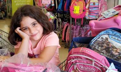 תמר דורון ליד תיקי בית הספר בתחילת הדרך