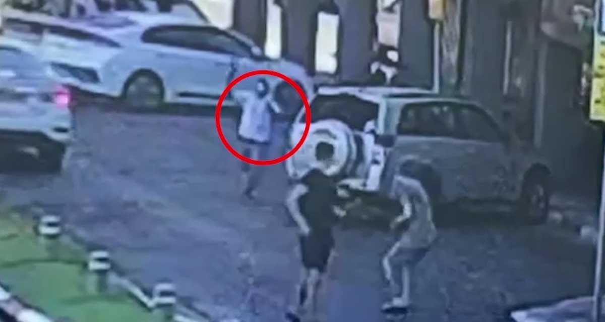 צעיר רודף עם מצ'טה אחרי תושבים ברחוב בן גוריון בהרצליה