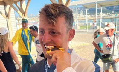 תום ראובני נושך את מדלית הזהב. מרסיי, אולימפיידת פריז 2024