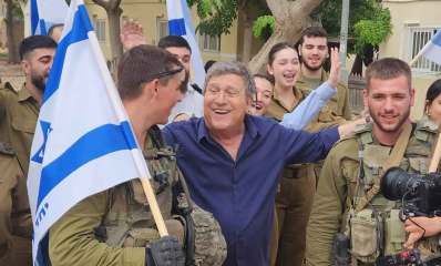 יהורם גאון עם חיילי צה"ל