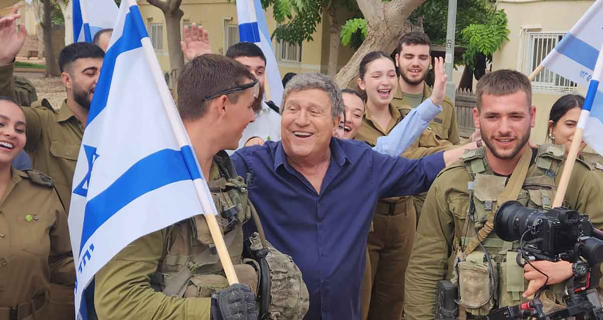 יהורם גאון עם חיילי צה"ל