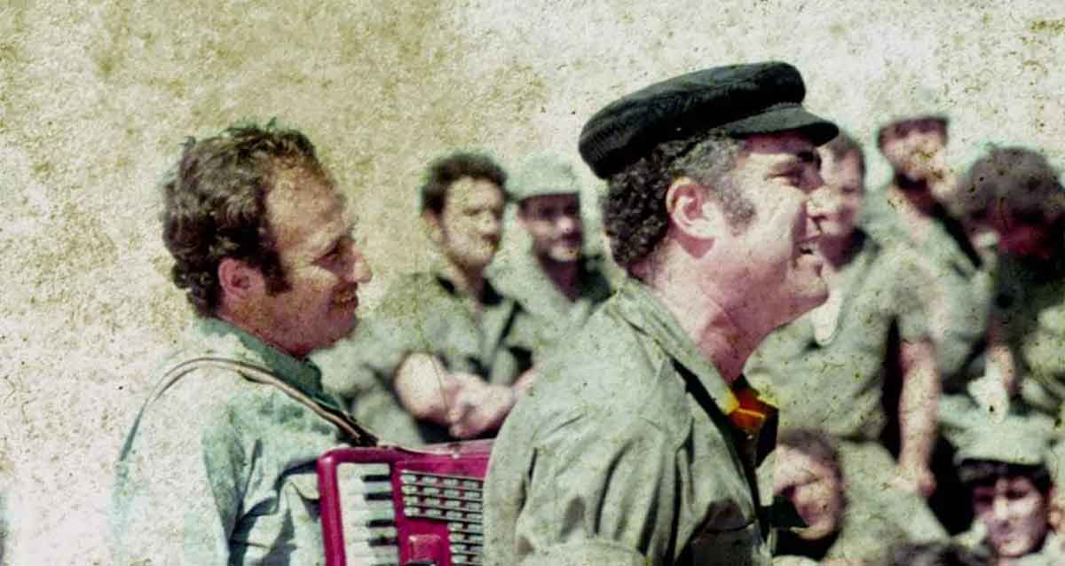יהורם גאון בהופעה על מדי צה