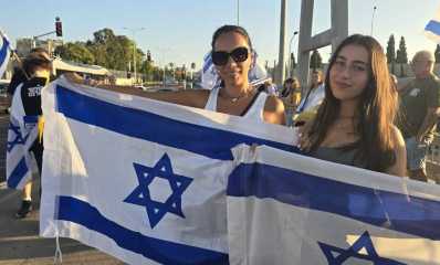 מפגינות על גשר 531, אחר הצהריים. צילום: זאב ינאי