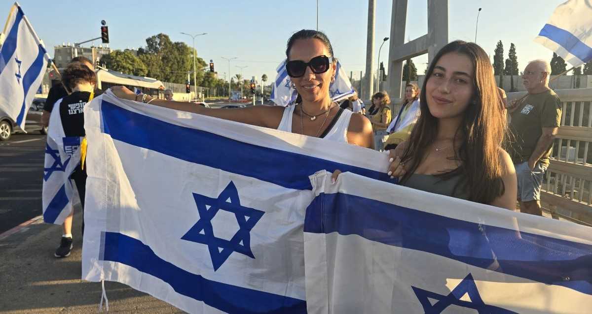 מפגינות על גשר 531, אחר הצהריים. צילום: זאב ינאי