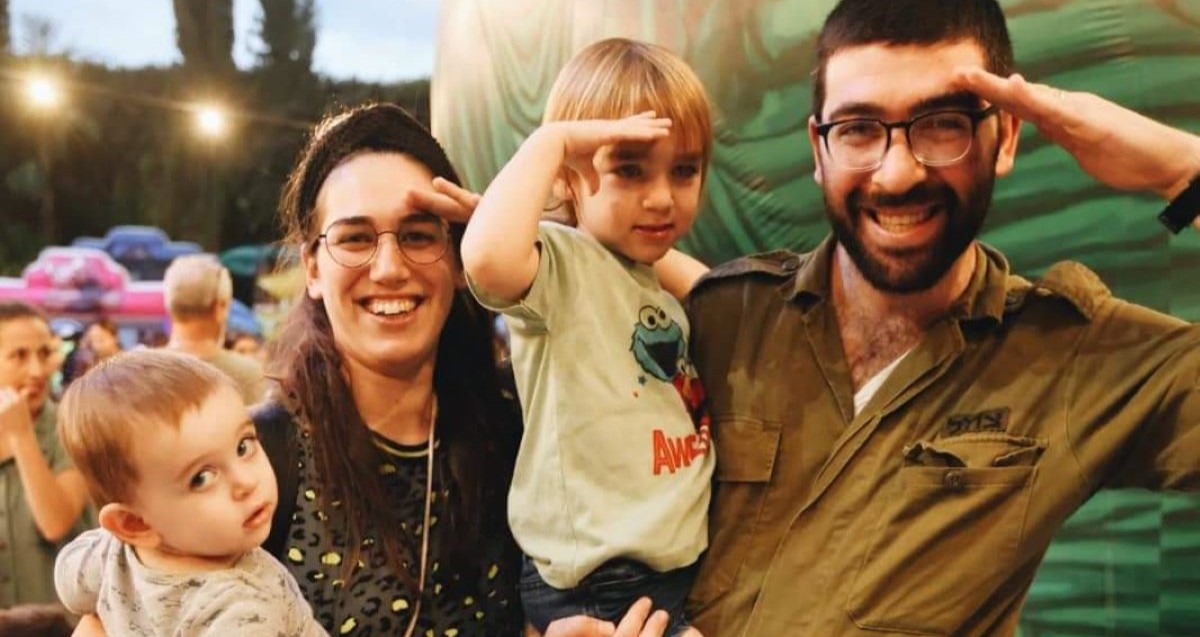 חייל מילואים ובני משפחתו באירוע הוקרה שקיימה העירייה. צילום: דוברות העירייה