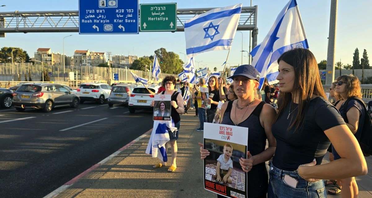 הפגנה על גשר 531, אחה"צ. צילום: זאב ינאי