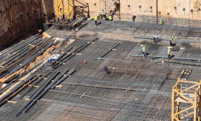 תשתית הברזלים ליציקת רצפת הבטון בבור הענק של שלב ב' בפרויקט אאורה רמת השרון. צילום: יריב לוין