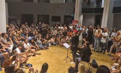 עמיר בניון בהופעה באירוע הוקרה. הפסקת החשמל הביאה אותו להופיע בלובי ללא הגברה