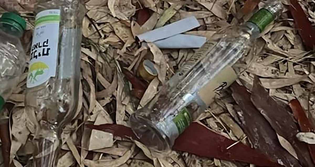 בקבוקי ערק שנתפסו במסיבת הטבע בכפר סבא. צילום: משטרת ישראל
