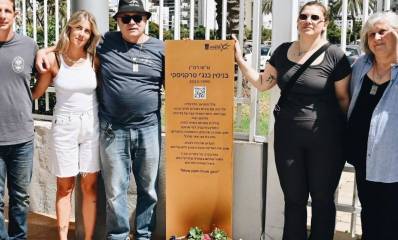 בני המשפחה וראש העיר לצד האנדרטה החדשה בקאנטרי הרצליה. צילום: דוברות העירייה