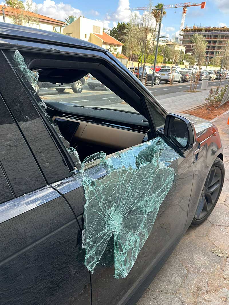 חלון רכב שרוסק על ידי פורץ ליד חוף הים של הרצליה