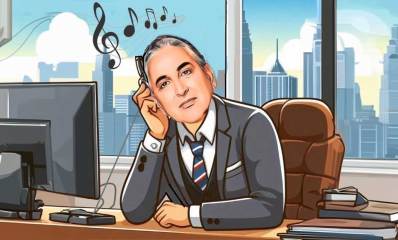 חיים ברוידא יושב במשרד מאזין למוזיקה ומולו מסך מחשב, ברקע ומעל לראשו תווים. איור AI: שמואל אליעז