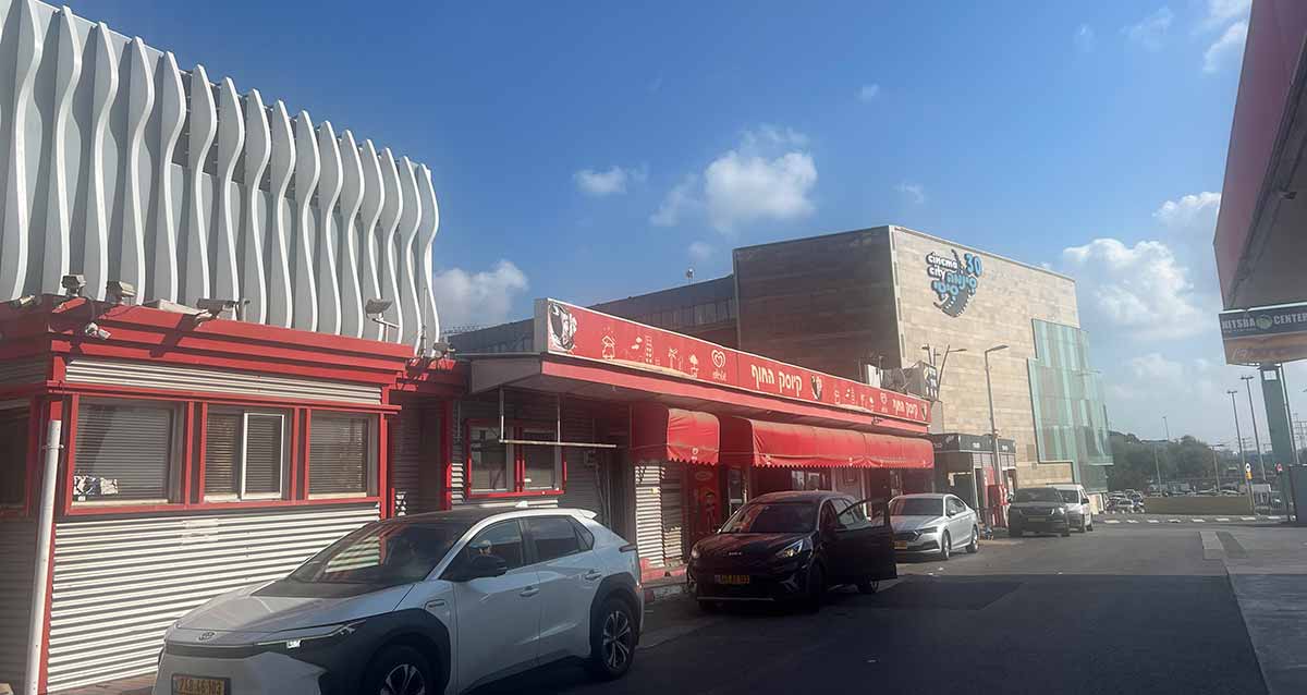 מתחם סינמה סיטי רמת השרון. בצד ימין מתחם הסינמה, במרכז בניין אדום של קיוסק החוף, ומשמאל בניין של שני חלקים, בקרקע מבנה דומה לקיוסק ומאחוריו מבנה גבוה מצופה בלוחות בטון אנכיים ומעוגלים.