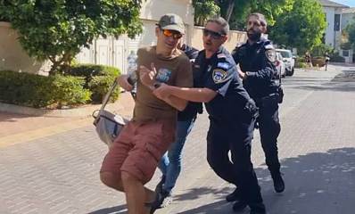 מפגין נהדף על ידי שוטרים בהוד השרון מול ביתו של יואב קיש