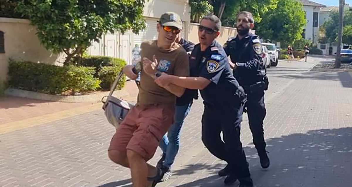 מפגין נהדף על ידי שוטרים בהוד השרון מול ביתו של יואב קיש