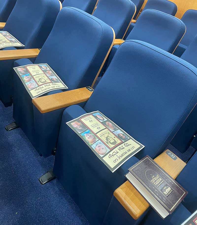 פליירים על מושבים בבית הכנסת בו מתפלל יולי אדלשטיין. לצד מחזור תפילה