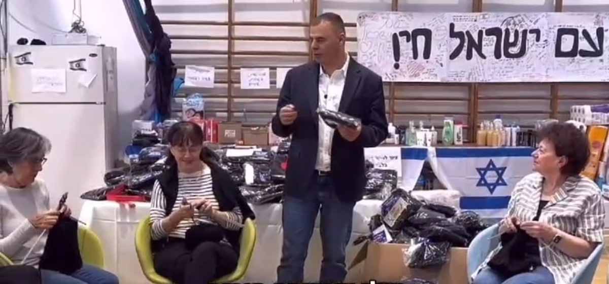 ראש העיר רפי סער עם מתנדבות - מבצע סבתא סורגת. צילום: עיריית כפר סבא