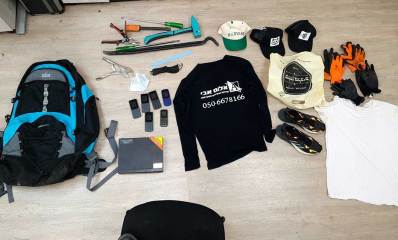 כלי פריצה לבתים, חולצות ,כפפות כובעים טלפונים סלולריים ותיק