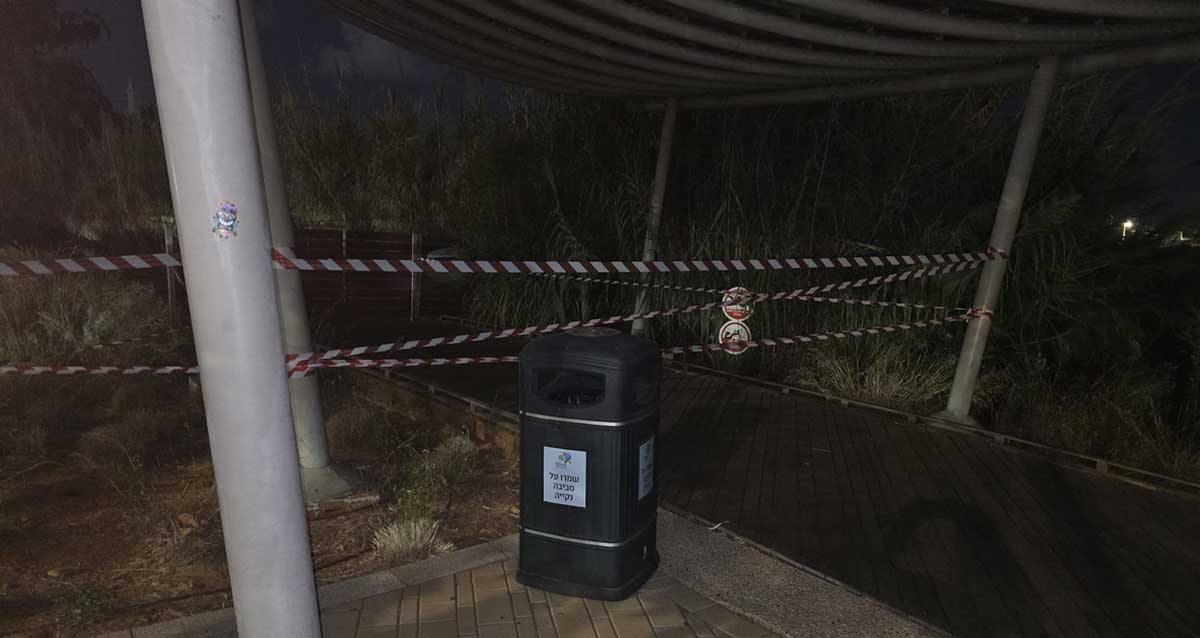 שביל צדדי בפארק הרצליה נחסם עם סרטי סימון בשל העלטה