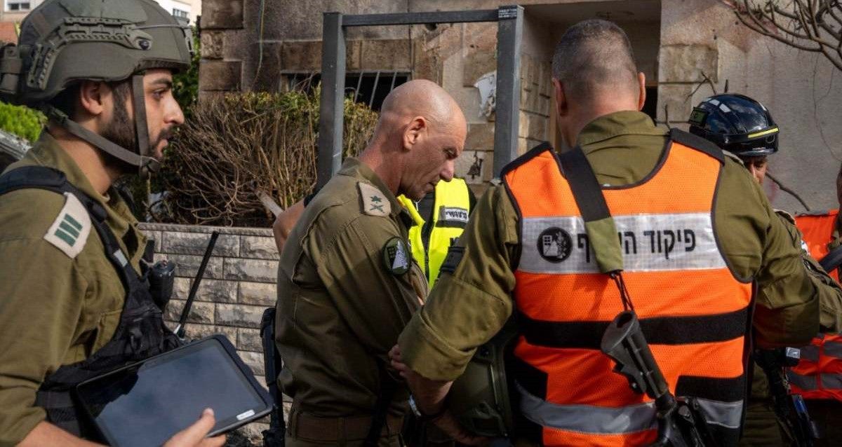 צוותי פיקוד העורף בזירת נפילה בקריית ביאליק, אתמול. צילום: דו"צ