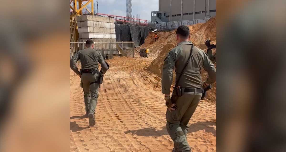 שוטרים במרדף אחרי שוהיםבלתי חוקיים בהרצליה