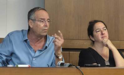 יצחק רוכברגר וקרן מקסימוב ברנדס בישיבת מועצת עיריית רמת השרון. צילום: יריב לוין