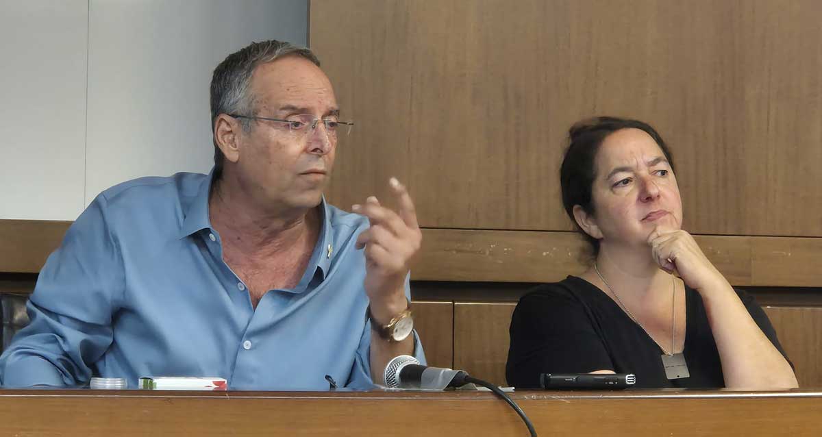 יצחק רוכברגר וקרן מקסימוב ברנדס בישיבת מועצת עיריית רמת השרון. צילום: יריב לוין