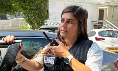 קב"טית עריית רעננה אוחזת במכשיר קשר