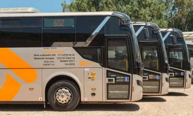 חמישה אוטובוסים של מטרופולין בחניון, שלושה בצד שמאל ושניים חונים מימין בניצב לשלושה. על האוטובוס הקדמי כיתוב בארבע שפות: הב אה פלזנט רייד. על אוטובוס זה מואר מספר הקו 602