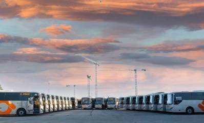 חניון אוטובוסים של מטרופולין. שתי שורות של אוטובוסים חונים בקו ישר. בין שתי השורות חונים שלושה אוטובוסים. ברקע מנופים של אתר בנייה. על האוטובוס הקדמי מואר הכיתוב: לא בשירות 0