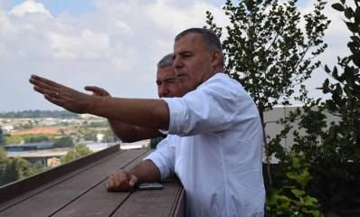 רפי סער ראש העיר ומוטי גוטמן מנכ"ל מטריקס על ראש המגדל בן 15 קומות, המשכן החדש של מטריקס בכפר סבא. רפי סער מראה למוטי את תוכניות הפיתוח של העיר