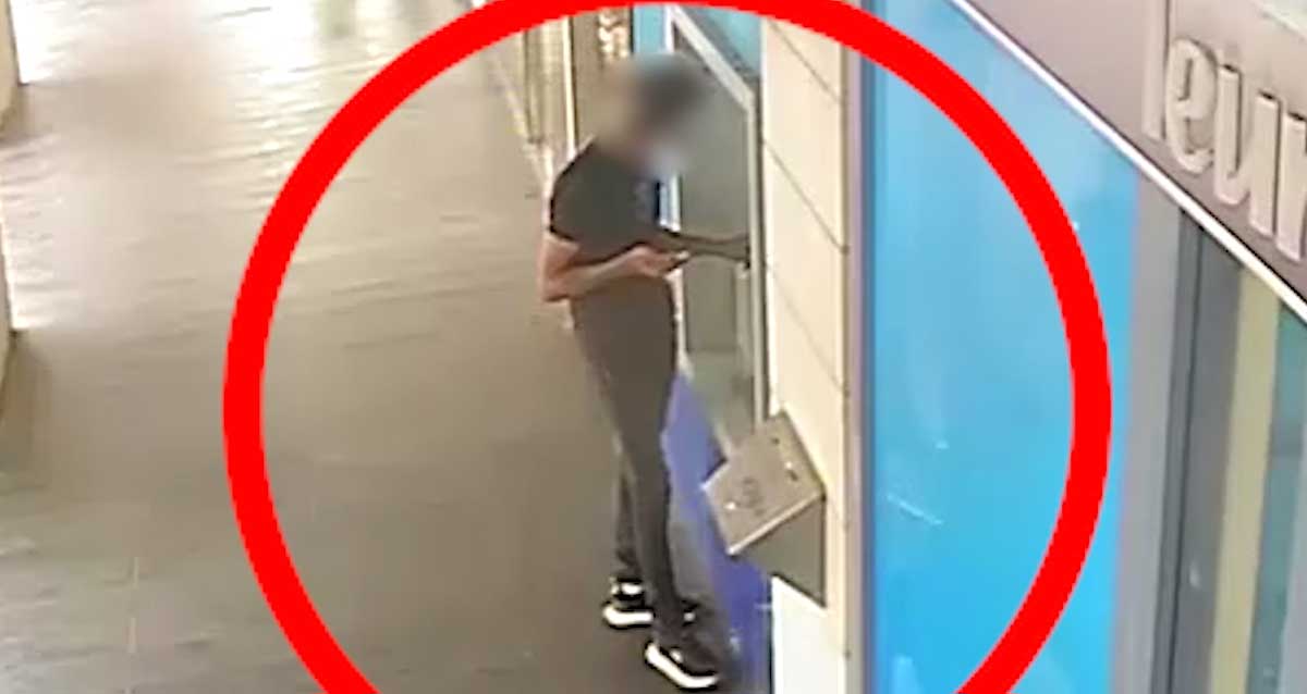 בחור שולף מזומן מבנקט. עוקץ קשישים