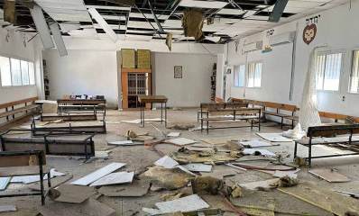 ונדליזם בסניף בני עקיבא ברעננה. תמונה של האולם, ממול ארון קודש, מימין ומשמאל קירות לבנים עם חלונות. התקרה המונמכת מושחתת, לוחות הגבס חלקם תלויים באוויר על התקרה וחלקם על הרצפה. וילן קרוע תלוי על הקיר. ספסלי הישיבה הפוכים על הרצפה.