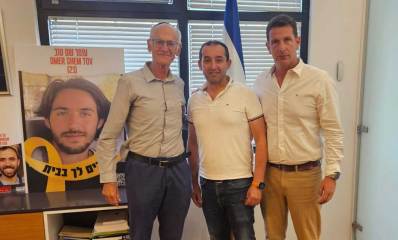גבאי בית הכנסת, איתי מעודה, ויו"ר ועד בית הכנסת, מירון איזקסון. ברקע תמונות החטוף עומר שם טוב