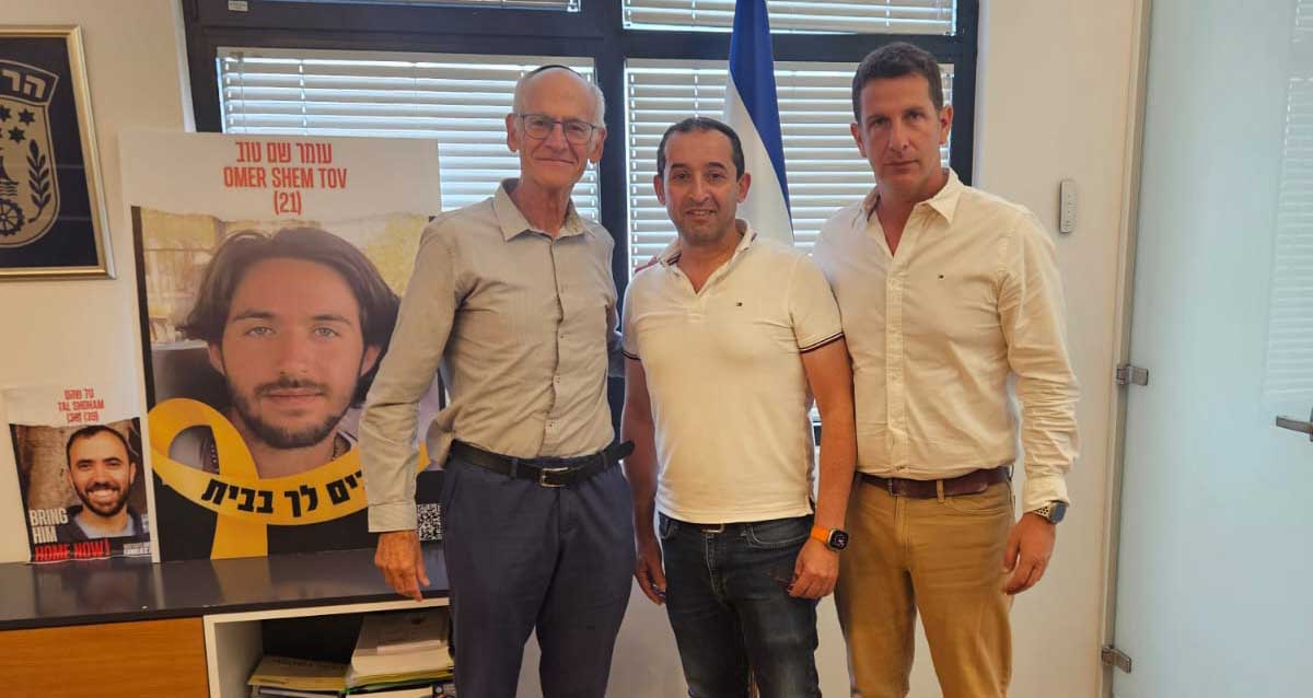 גבאי בית הכנסת, איתי מעודה, ויו"ר ועד בית הכנסת, מירון איזקסון. ברקע תמונות החטוף עומר שם טוב