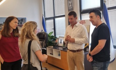 מימין לשמאל בלשכת ראש העיר: זיו עומר יור הנהגת ההורים, ראש העיר הרצליה יריב פישר, נציגת התלמידים תיאה מאגיה ומנכ"לית העירייה מעין ספיבק