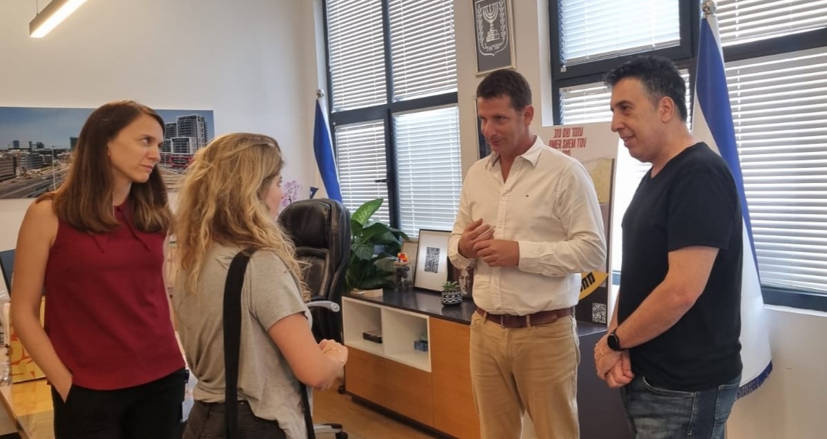 מימין לשמאל בלשכת ראש העיר: זיו עומר יור הנהגת ההורים, ראש העיר הרצליה יריב פישר, נציגת התלמידים תיאה מאגיה ומנכ"לית העירייה מעין ספיבק