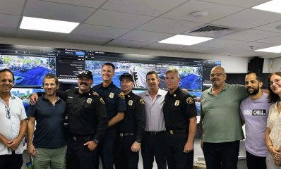 פישר ונציגי העירייה עם לוחמי האש בלשכה. צילום: דוברות העירייה