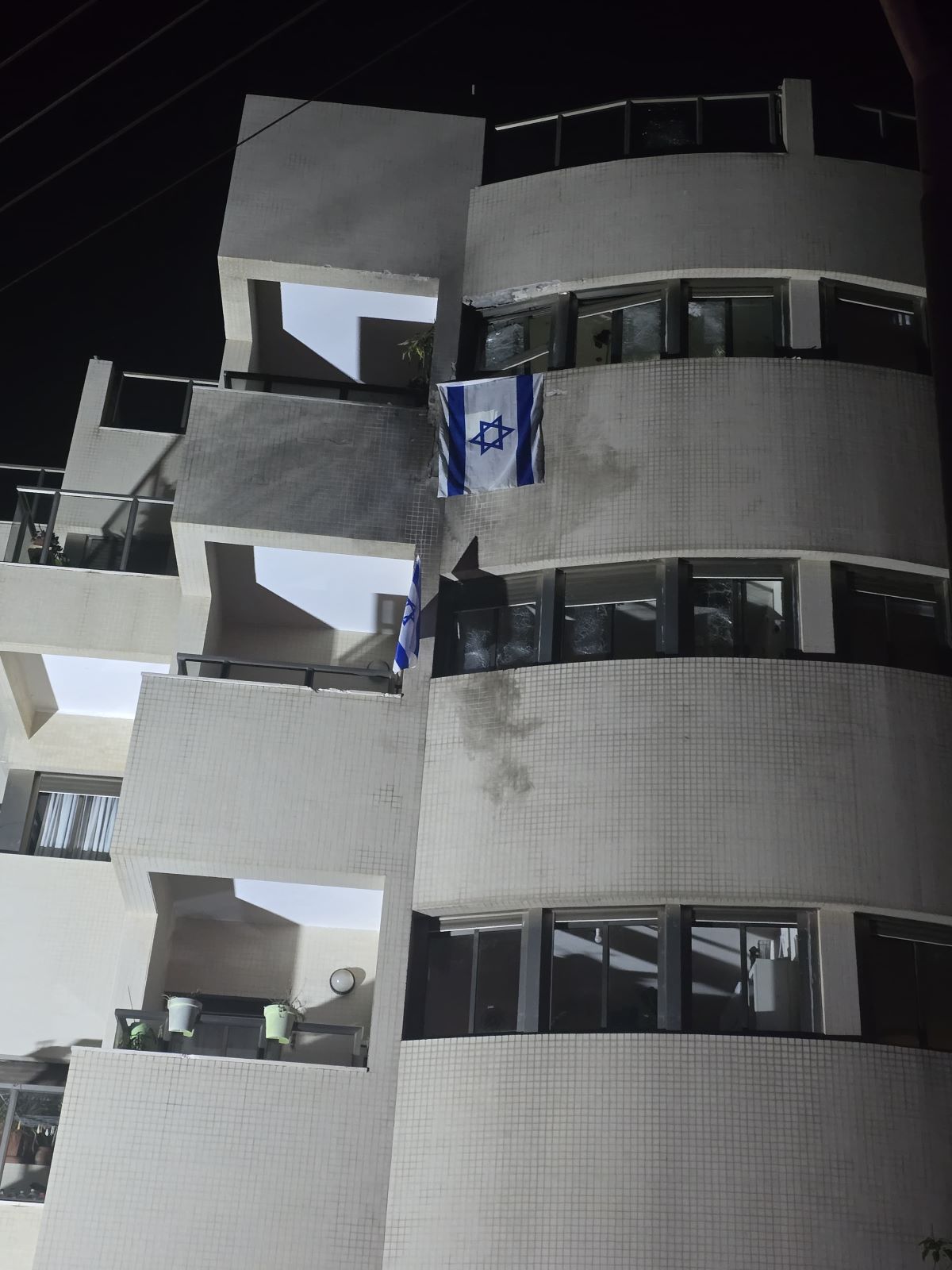 דגל ישראל על בית האבות שנפגע, הבוקר. צילום: דוברות עיריית הרצליה