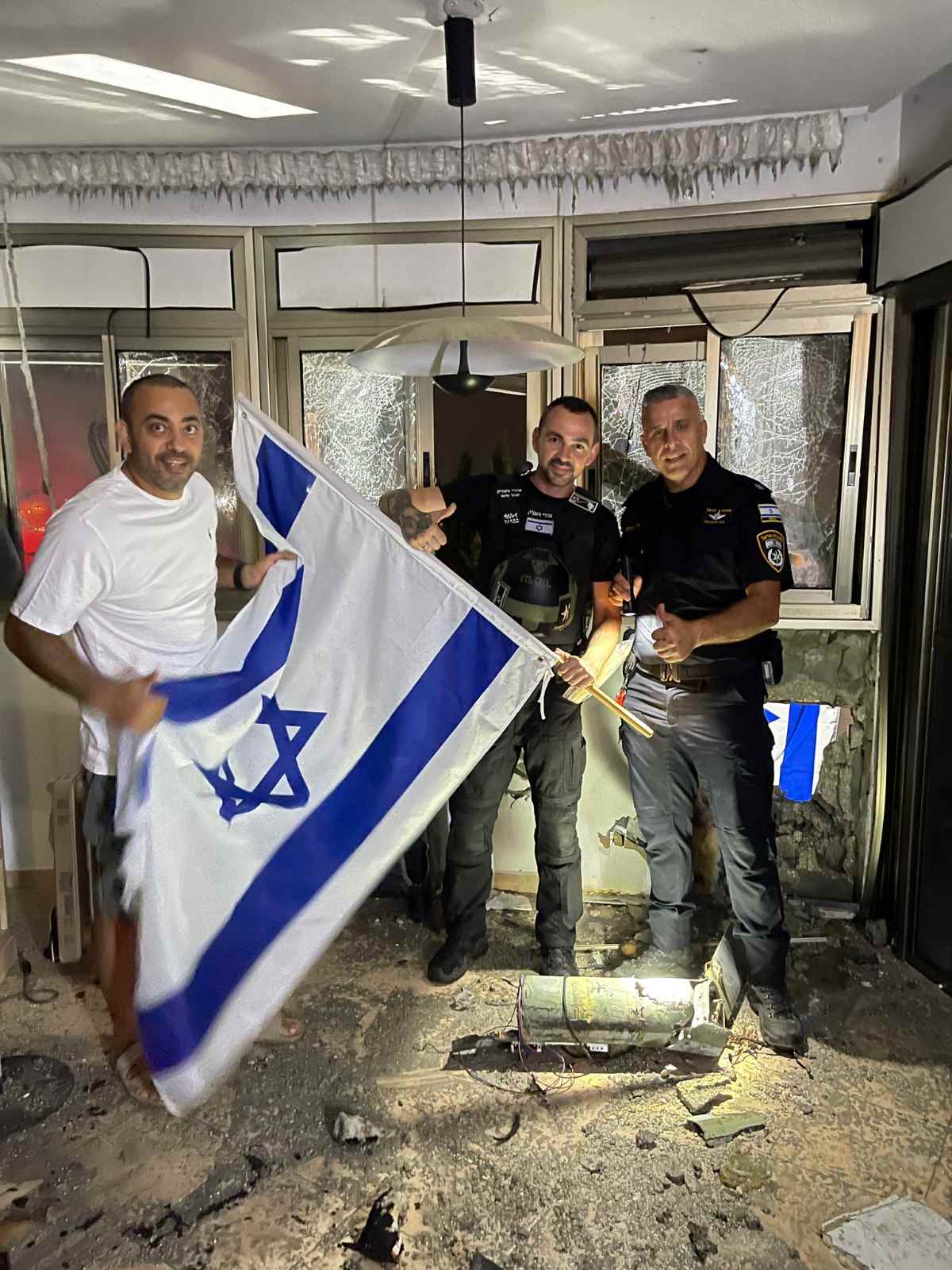 מניפים דגל בזירת הנפילה בבית האבות. צילום: דוברות עיריית הרצליה