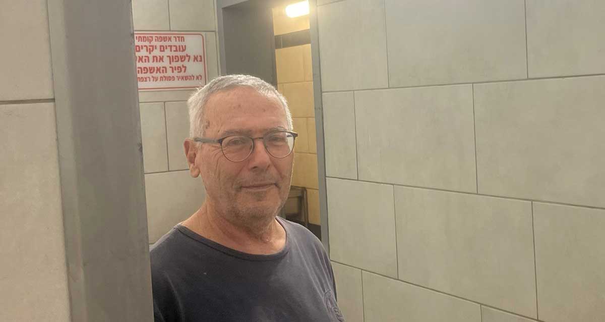 אבנר קרפול בכניסה לממ״ד הנעול