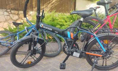 אופניים כחולים, ואופניים ורודים שנגנבו. חלקם חשמליים