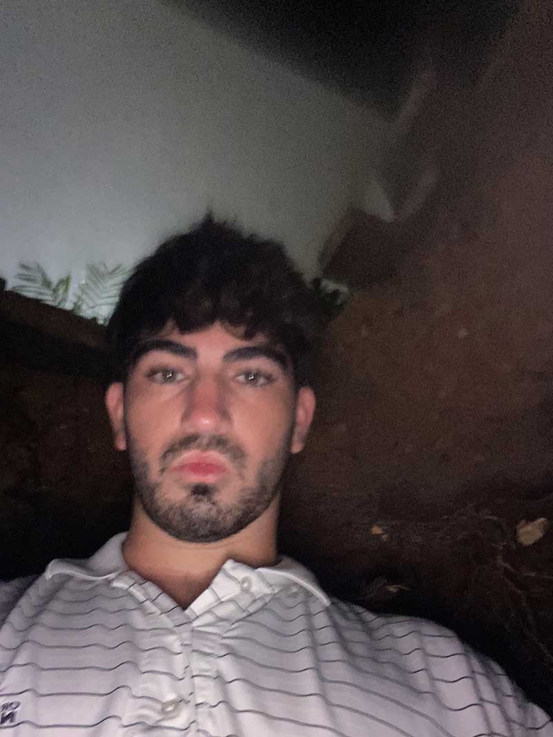 צילום של דניאל בתוך הבולען שנפער בשביל הכניסה לבניין