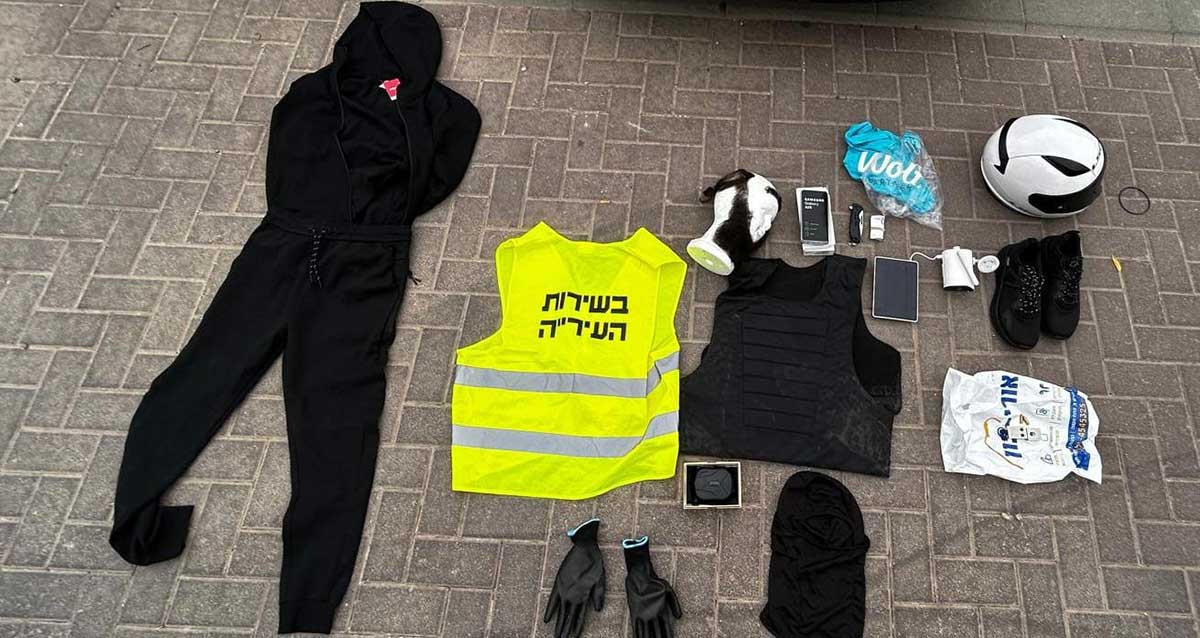 קסדה, ווסט של וולט, ווסט של עובד בשירות עירייה, שחפ"צ, טלפונים כפפות, נעלים, טרנינג שתפסו על ידי המשטרה