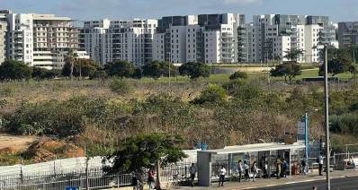 שכונת גליל ים בהרצליה. בנייני מגורים חדשים של 8 קומות בצפיפות גדולה. בין הבניינים לבין שדרת שבעת הכוכבים פארק ירוק עם דשא ועצים.