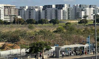 שכונת גליל ים בהרצליה. בנייני מגורים חדשים של 8 קומות בצפיפות גדולה. בין הבניינים לבין שדרת שבעת הכוכבים פארק ירוק עם דשא ועצים.